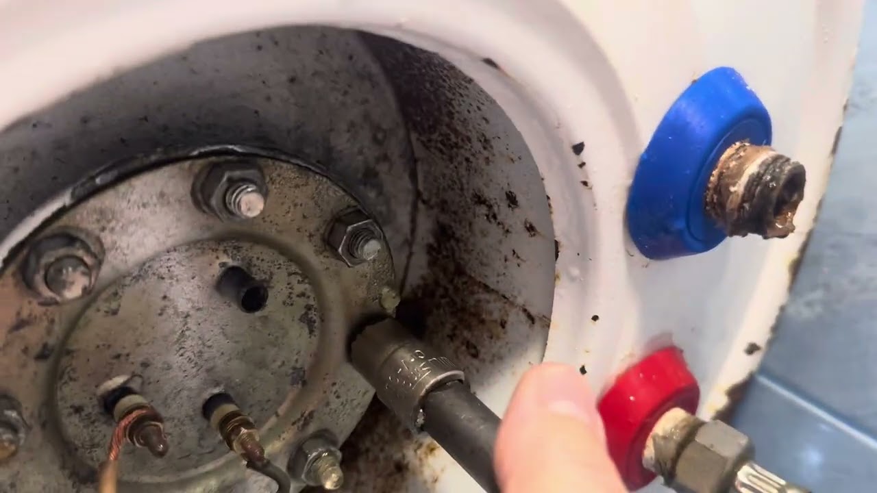 Electric boiler heater leaking,how to fix it.Elektrik ngrohës uji rrjedhë ujë,si mund ta rregullni.