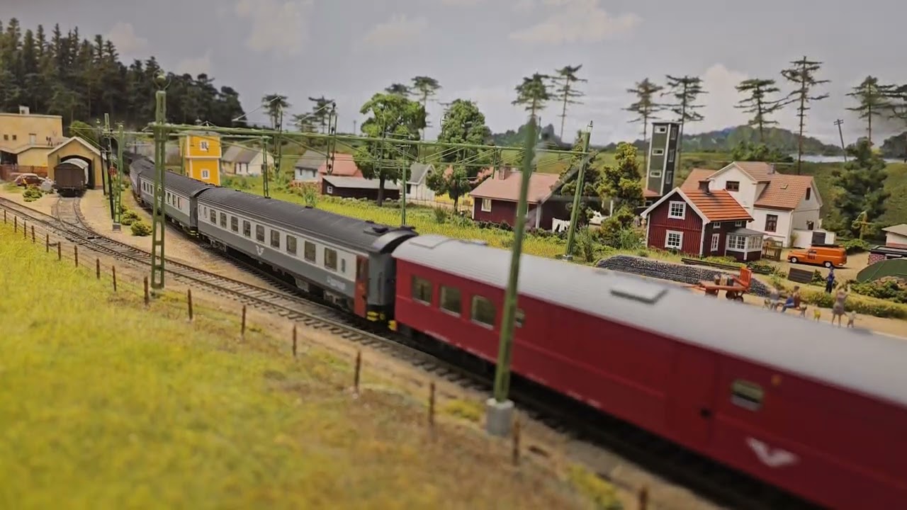 Rc6 1336-Rc6 1410 multipel med ett 12-vagnars nattåg från Hnoll.