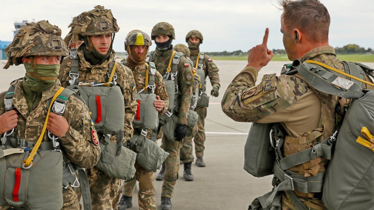 Amerikkalaiset, ukrainalaiset ja puolalaiset laskuvarjohypp&auml;&auml;j&auml;t hypp&auml;&auml;v&auml;t C-130: sta Ukrainassa.