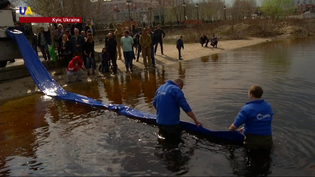 Ukrainian Volunteers Stock Fish in Dnipro River to Preserve Population