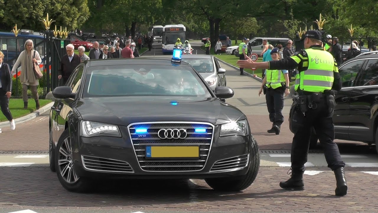 Gepantserde Audi A8 van de BSB wil naar links maar agent houdt hem tegen! #962