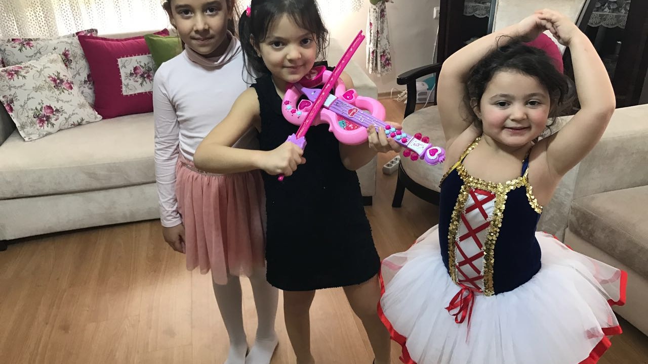 Masal Yeni Kemanla Çaldı Öykü Ve Tuana Dans Etti