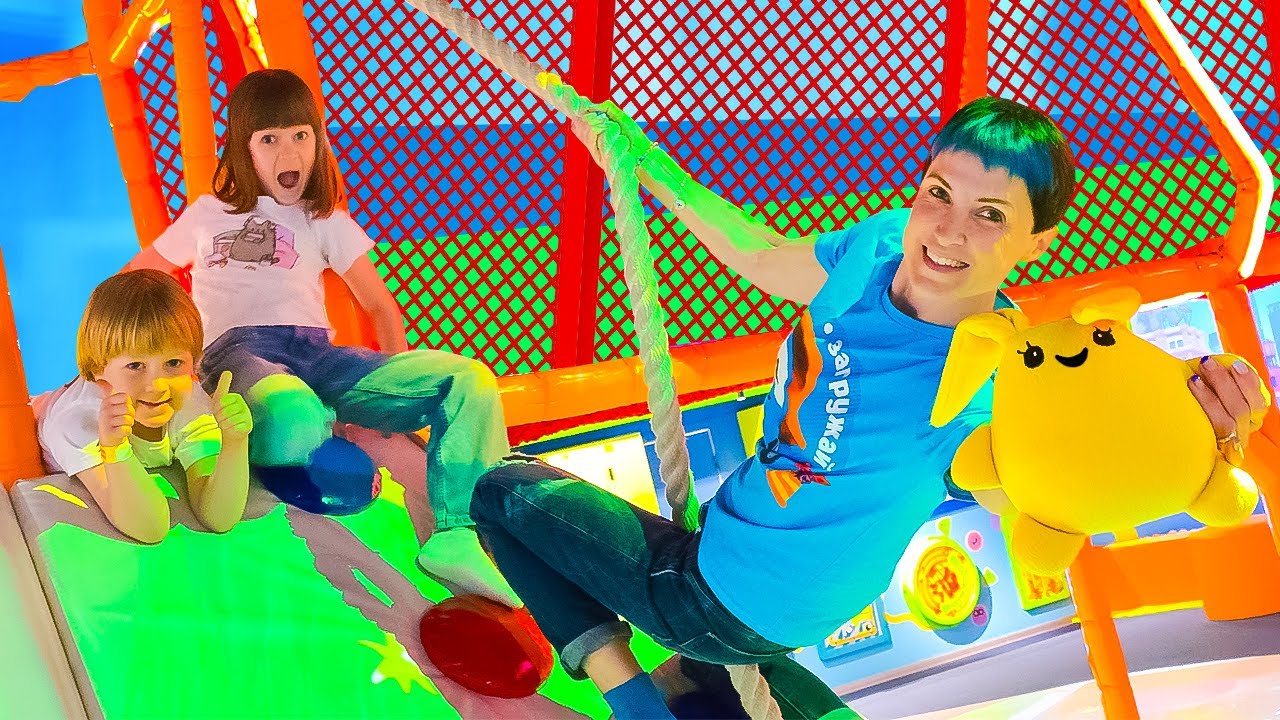 Mamãe do Lucky leva as crianças para um parque infantil! 🐰 Vamos brincar e pular!