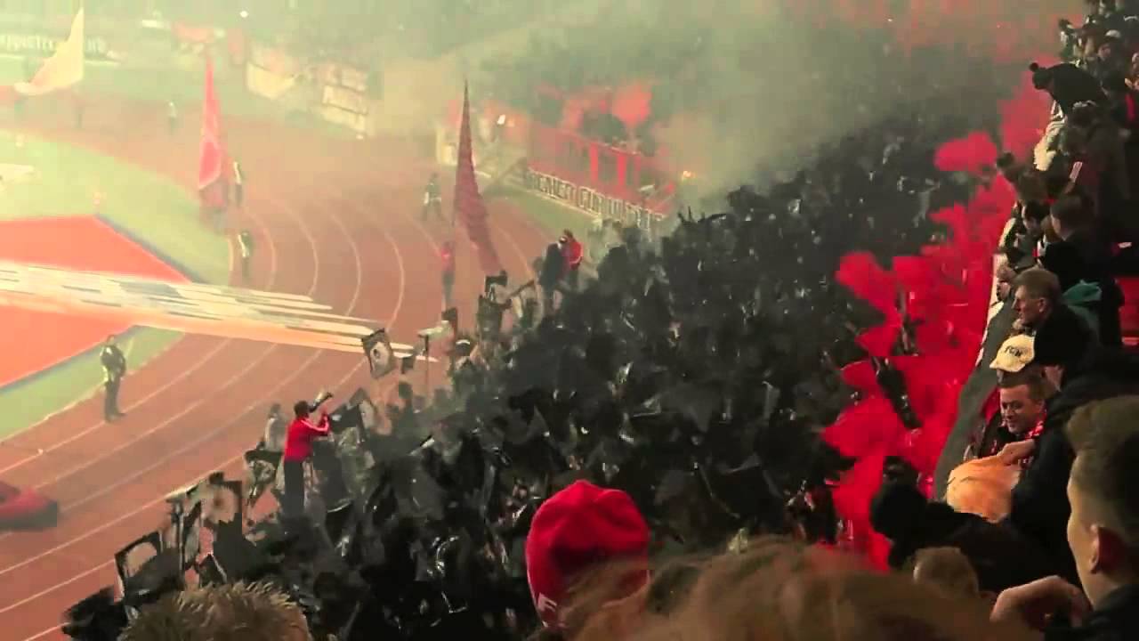 Tolle Stimmung mit Bengalos im Max Morlock Stadion