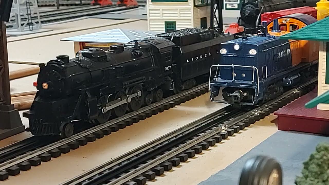 Паровозы Lionel 2037 и 6250 возглавляют послевоенные грузовые составы 1513S и 1523, выпущенные в ...