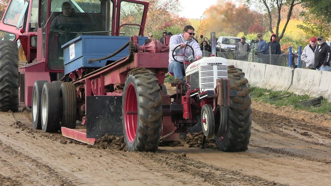 Exciting Classic Tractors Hooked Up at The 2025 Middlecreek Money Bash