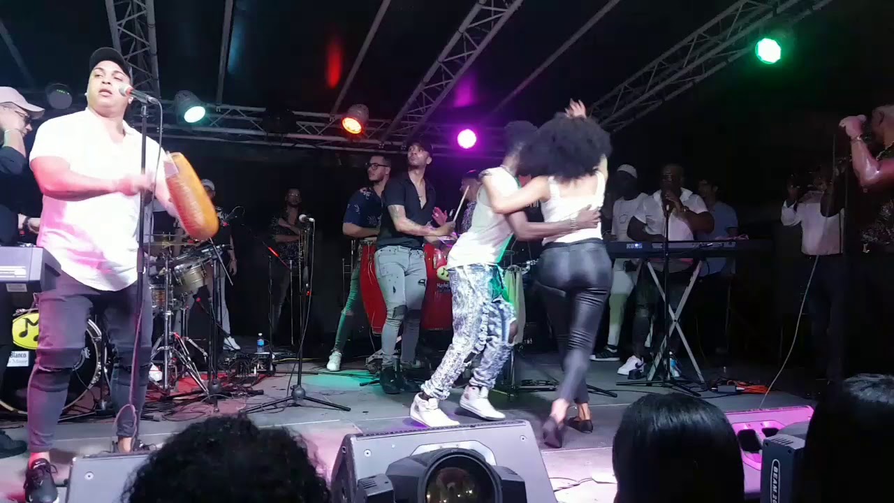 Karelia Despaigne en tarima con Maykel Blanco y su Salsa Mayor