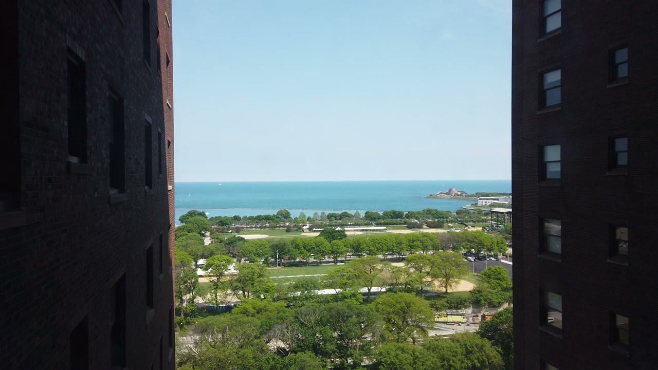 🪟 Monroe Harbor of Lake Michigan from the South Loop in Chicago, IL [4K]
