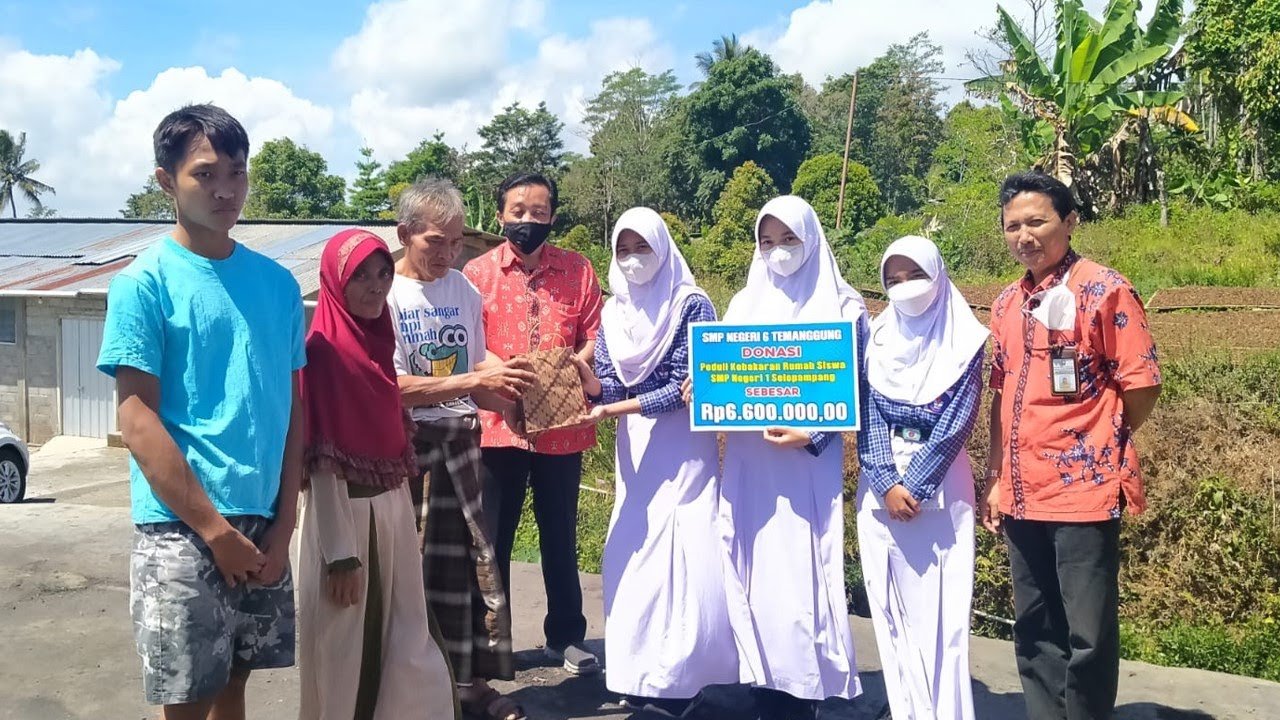 SMP NEGERI 6 TEMANGGUNG   BAKTI SOSIAL PEDULI KEBAKARAN RUMAH SISWA SMP NEGERI 1 SELOPAMPANG
