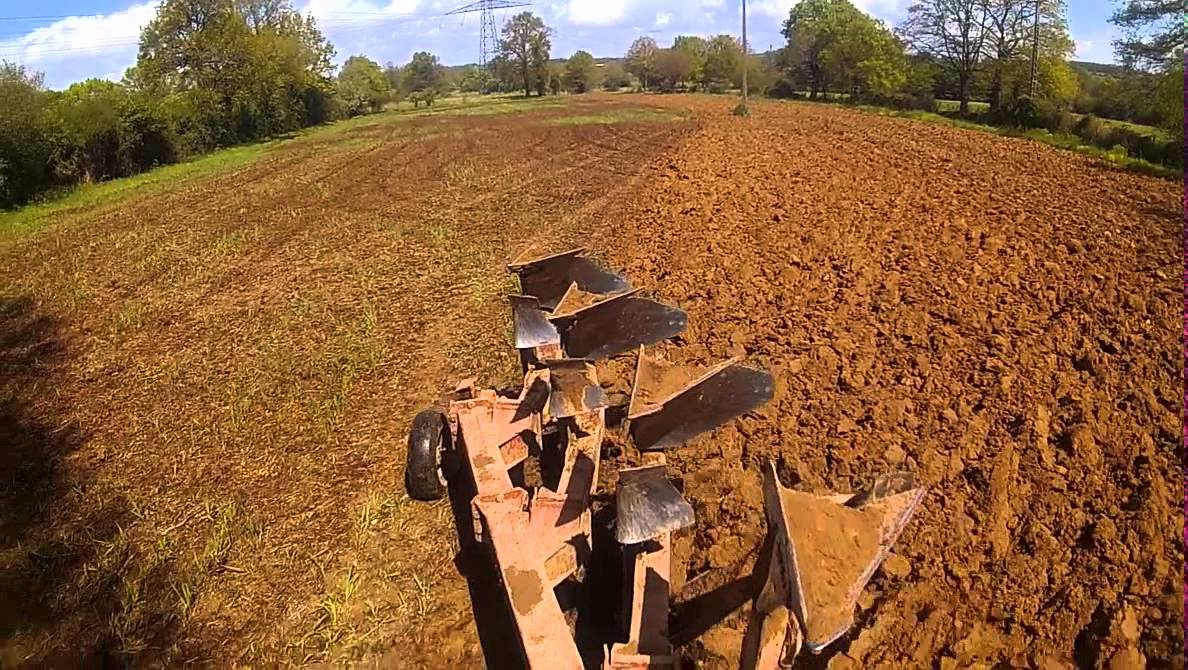 New Holland TS115 avec une charrue Naud