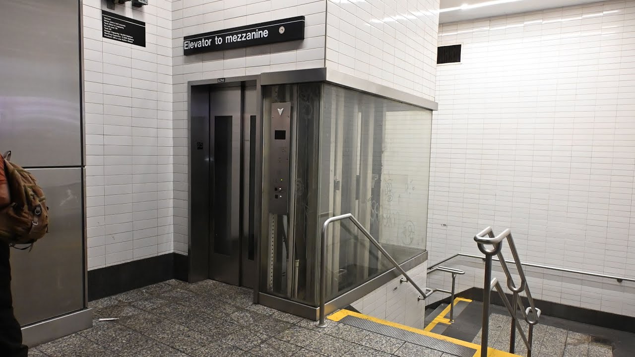 Нью-Йорк, штат Нью-Йорк: лифт метро 42 St Bryant Park с самым большим мерцанием светодиодов за вс...