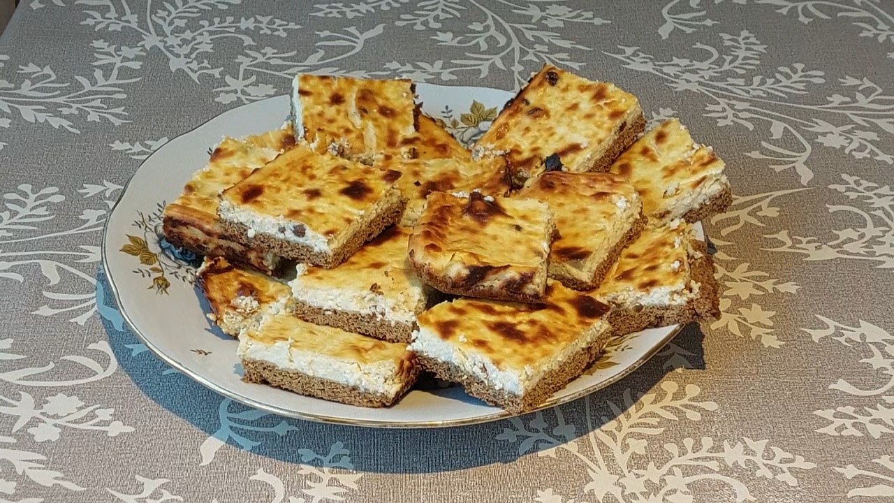 Biezpienmaize ar rozīnēm un smilšu mīklas pamatni. Recepte. Soli pa solim.