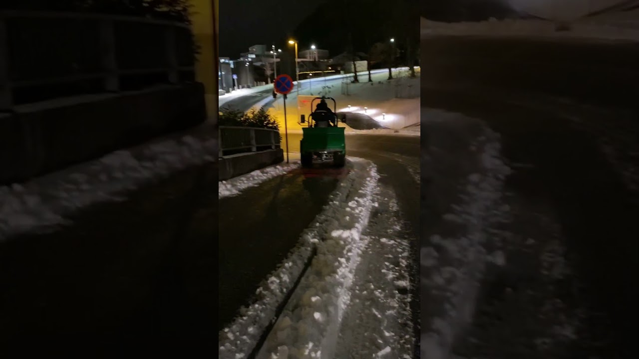This mini tractor plowing and spreading salt on the sidewalk #shorts