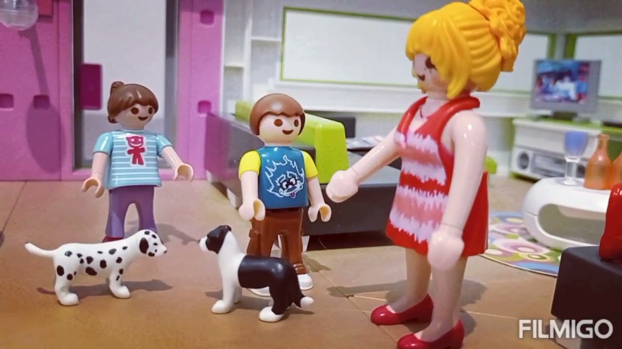 Chloé en français présente une histoire Playmobil : on brûle la robe 👗 de maman !