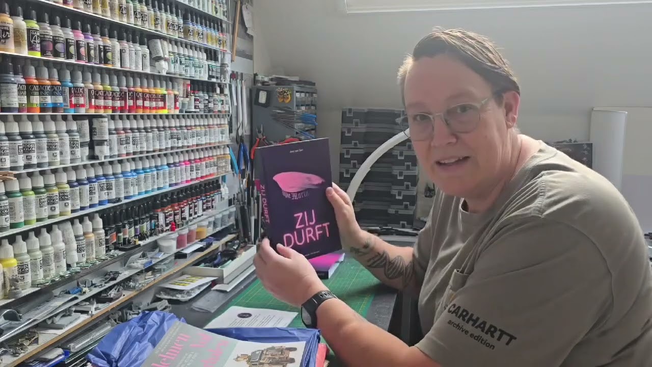 Liaison Guusje van Wezel van ex. actief dienende Marine vrouwen unboxing video #zijdurft