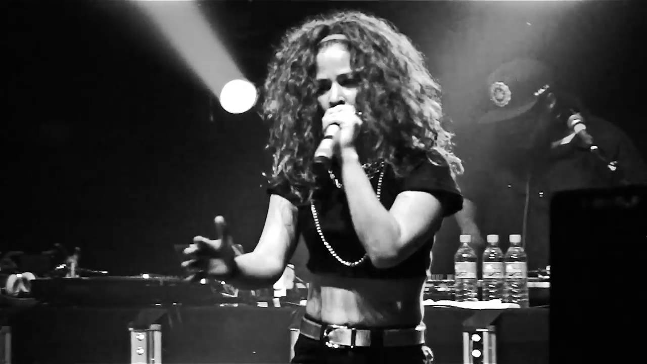 FLORA MATOS - CANTA PRA CHAMAR  (LIVE CLIP- DIRE&Ccedil;&Atilde;O NAIO REZENDE)