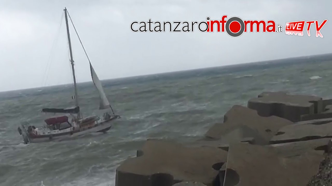 Imbarcazione tenta l'ingresso nel porto, poi si schianta