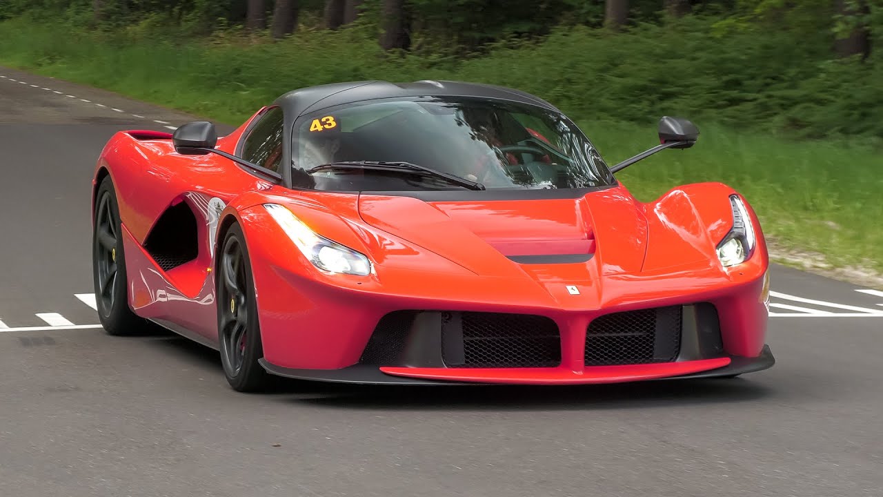 Ferrari LaFerrari - FAST Accelerations, Powerslides & Revs !