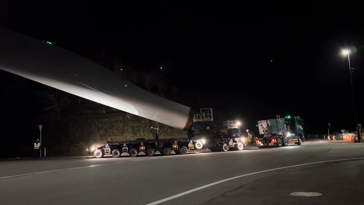 夜間輸送　風力発電用ブレード　交差点右折（Scania XT S650＋FTV550はSLE2軸・6軸仕様）先導車、警戒車、後導車多数随伴で移動