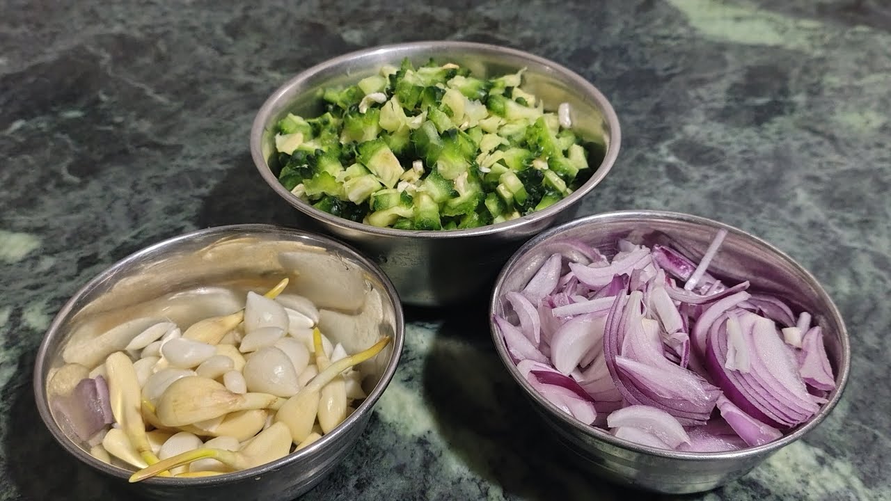 KARELA ki bhujiya /KARELA MASALA FRY RESTAURANT STYLE EKDAM YUMMY 😋