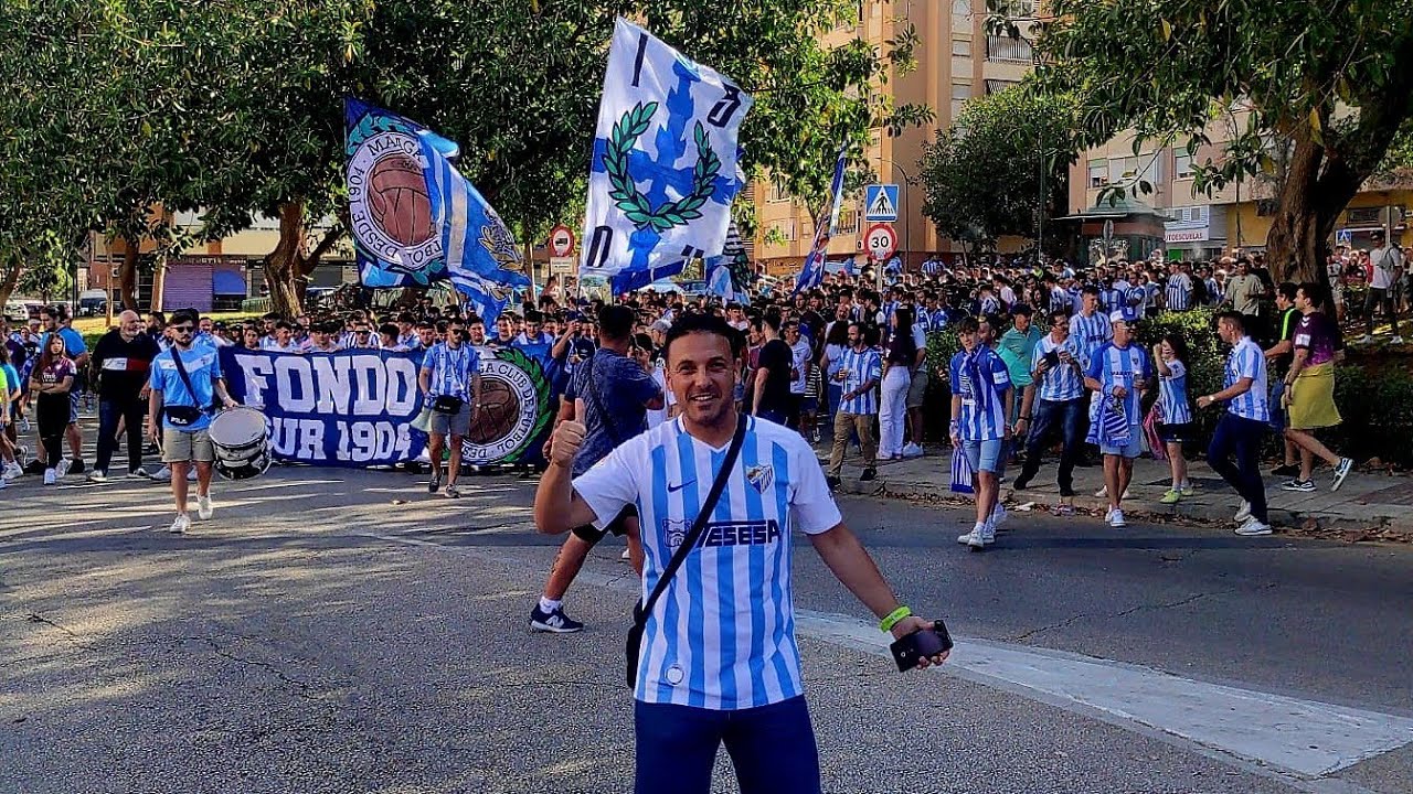 Málaga CF 0-0 SD Huesca. Así fue el corteo de la Grada de Animación del Málaga hacia la Rosaleda.