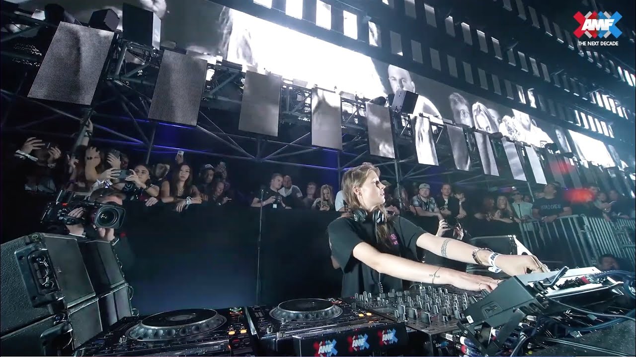 @charlottedewittemusic playing my track 