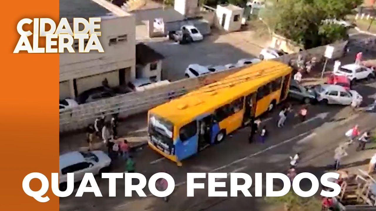 Acelerador de ônibus trava, motorista não consegue parar e acerta 11 carros e 3 motos, em Londrina