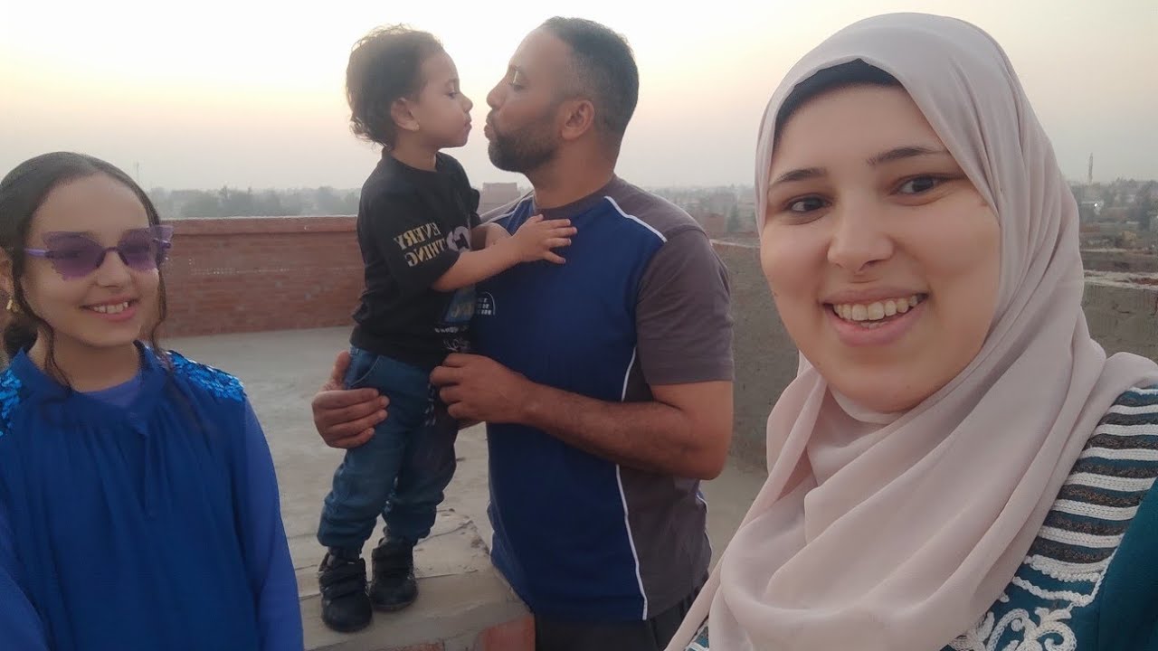 زوجى🧔أخدنا وطلعنا البيت الجديد🏡يتفرج عليه ويشوف الطيور🐓🦆وتربيتى فيها واحلا قعدة عصارى☀️على السطوح#