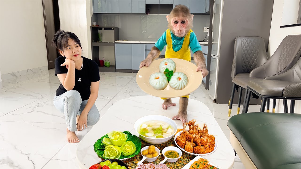 So happy! Monkey Cubis Prepares Simple Meal Waiting For Dad To Return!