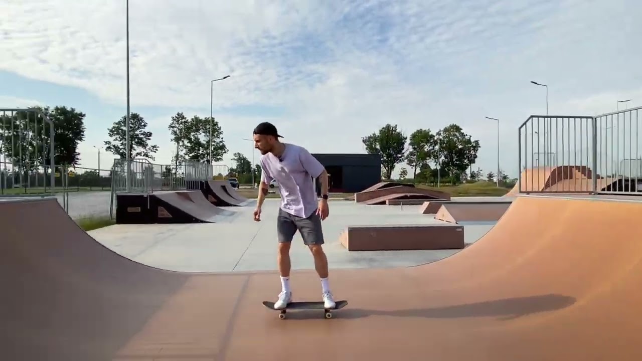 Jak pompować na deskorolce na mini rampie? Jak jeździć na pumptracku?