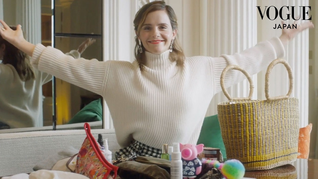 エマ・ワトソンのバッグの中身は？防寒グッズやお菓子、香水 etc.| In The Bag | VOGUE JAPAN