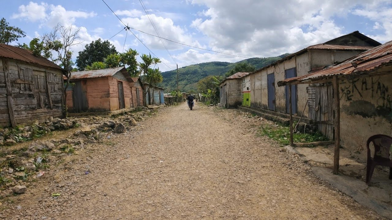 Este campo dominicano parece abandonado… pero la verdad sorprende