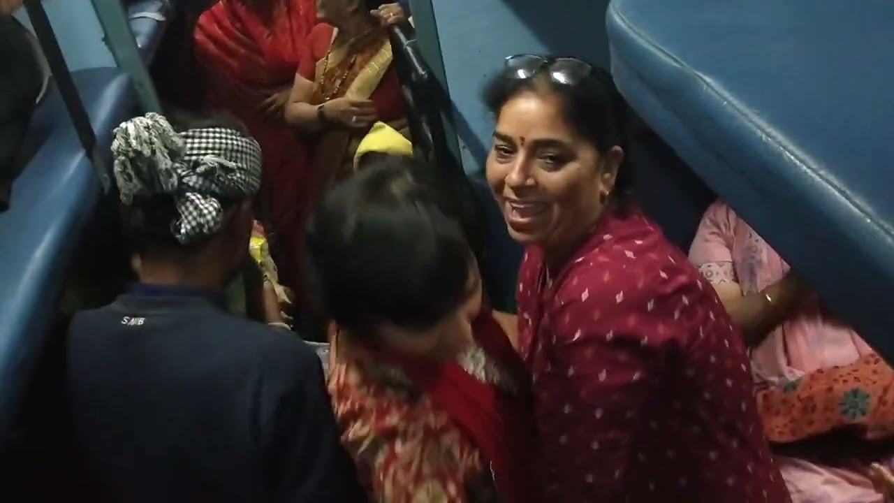 Rang mahal mein ud rahi dhool