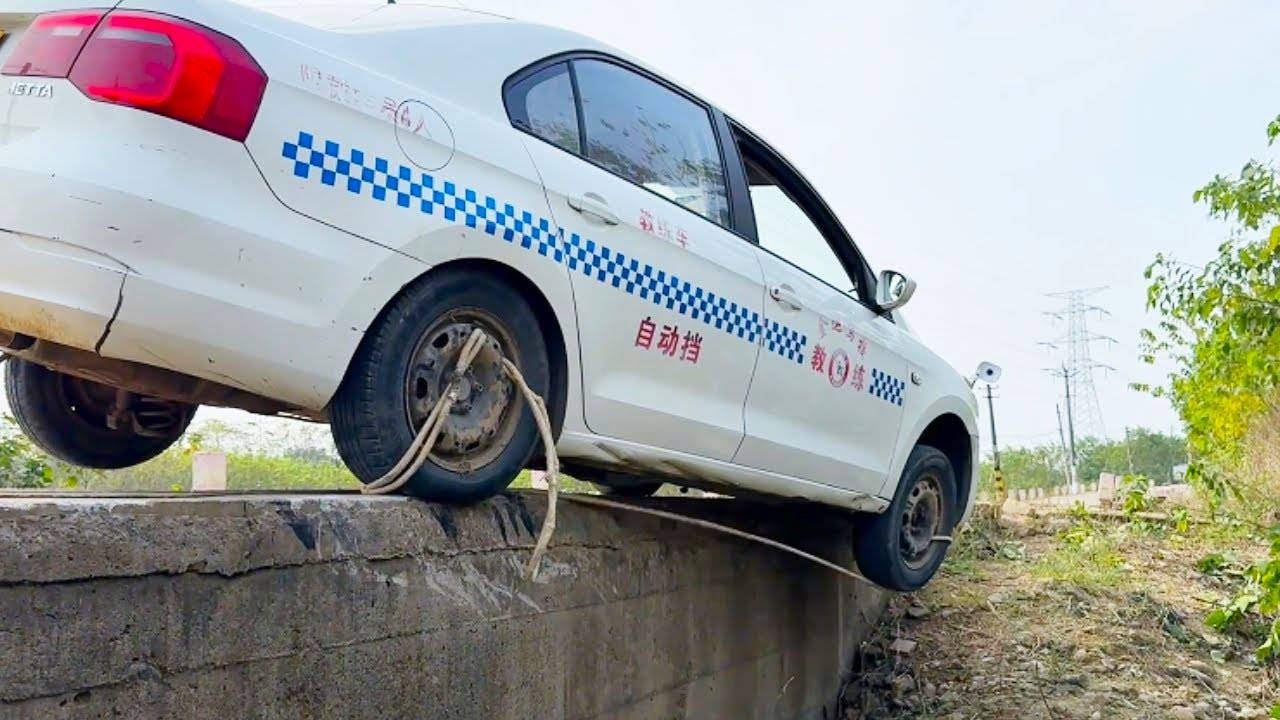 The Car Accidentally Fell Into A Roadblock, And The Experienced Driver Operated It Like This
