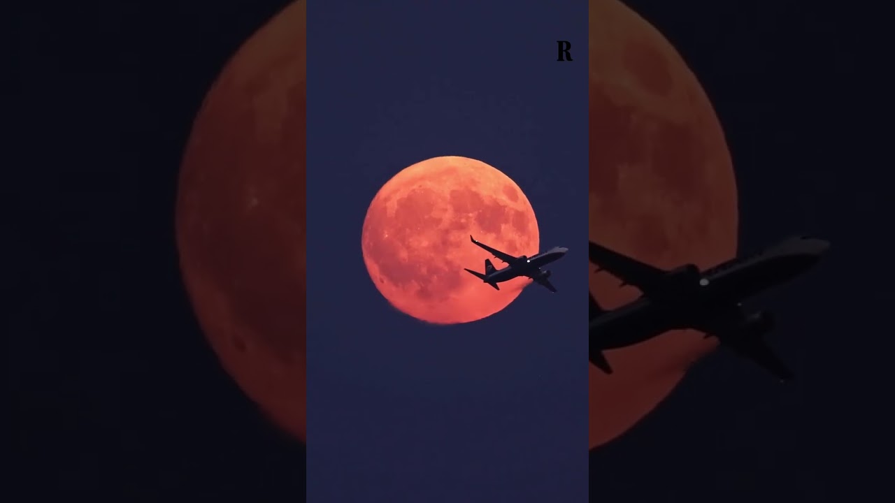 Gli aerei in decollo da Bergamo passano davanti alla luna: le immagini del fotografo Valerio Minato
