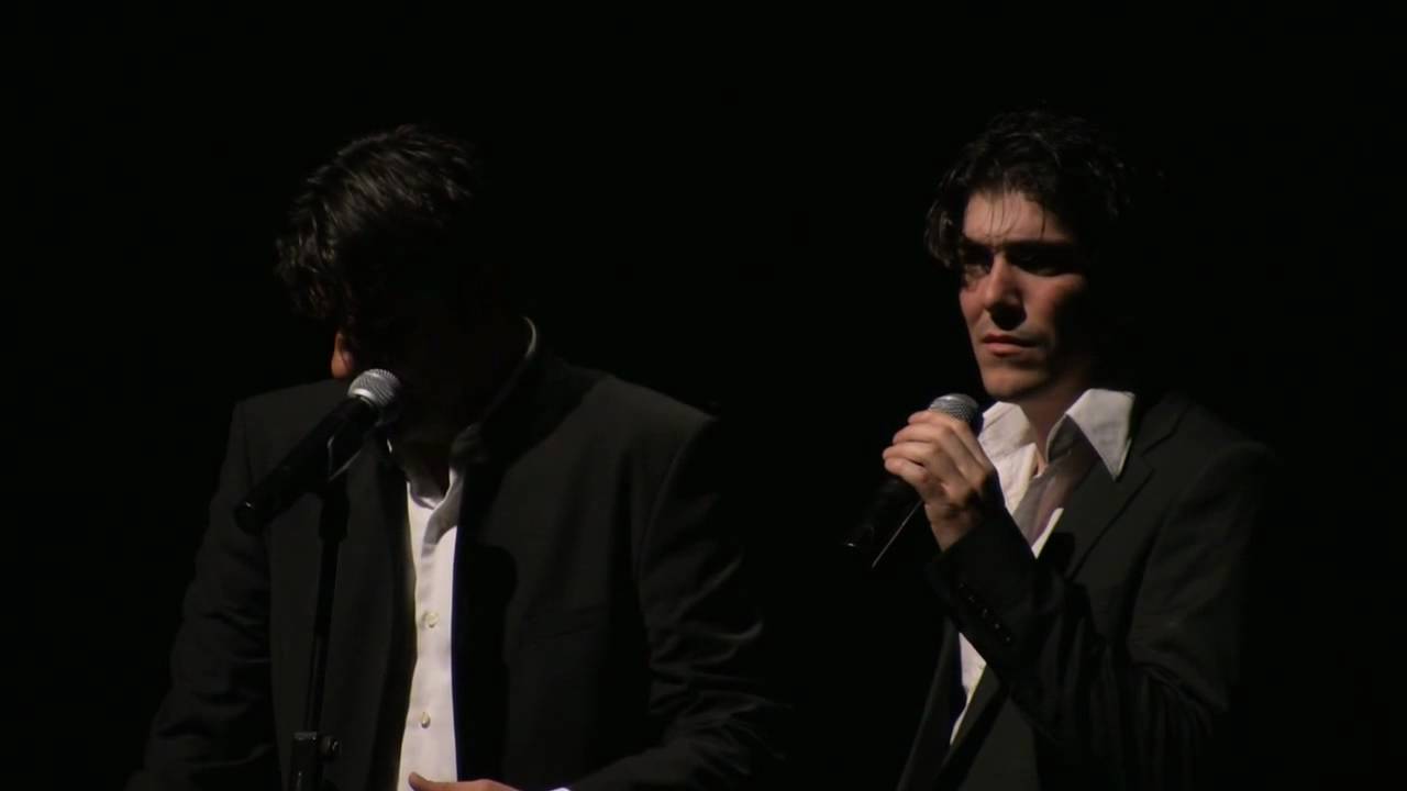 Víctor Díaz y Carlos Solano - Sillas y mesas vacías