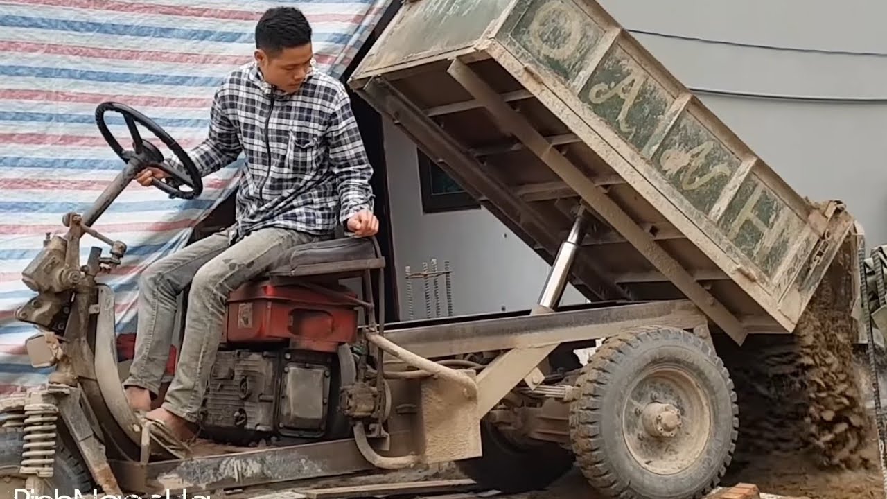 Super cool technique of reversing a three-wheeled tractor to dump a dump truck