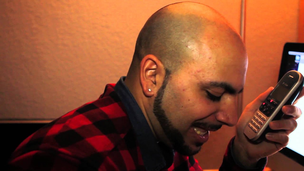 Typ guckt sich Transen-Pornos an Telefon-Prank