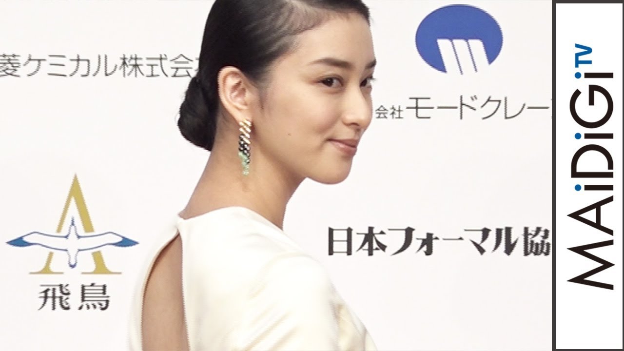 武井咲、エレガントなドレス姿で美背中も披露　出産後初公の場に登場　「第19回ベストフォーマリスト」受賞式