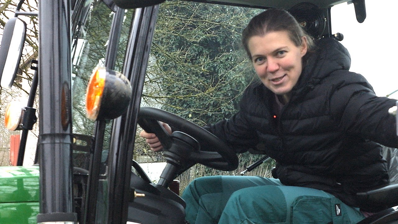 Dragana vozi traktor i jedina u BiH uzgaja organski šipak