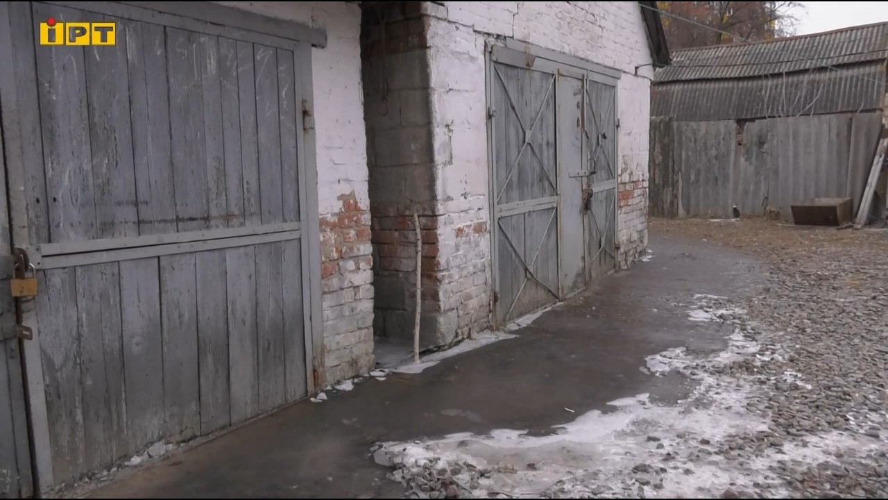 Вода, а подекуди - справжня ковзанка: ситуація після підтоплення по пров. Вузький лишається складною