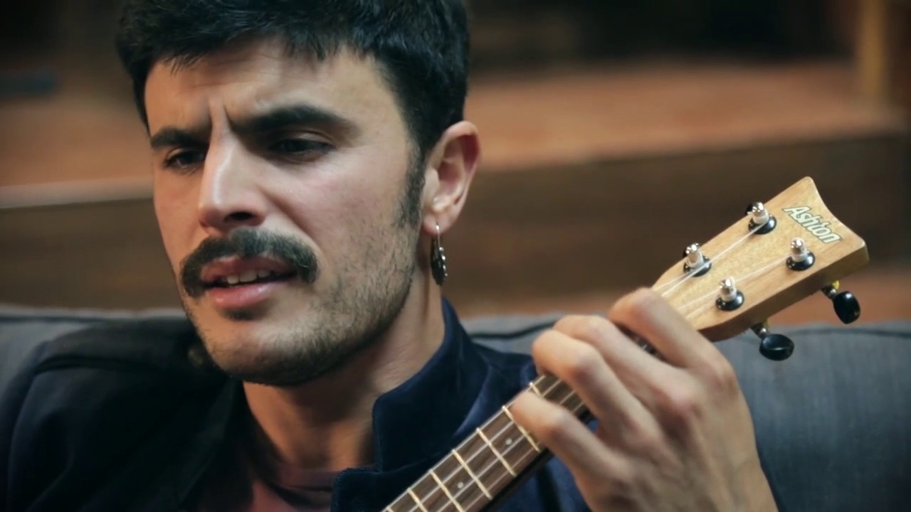 Clave de fondo 137: el músicu Rodrigo Cuevas.
