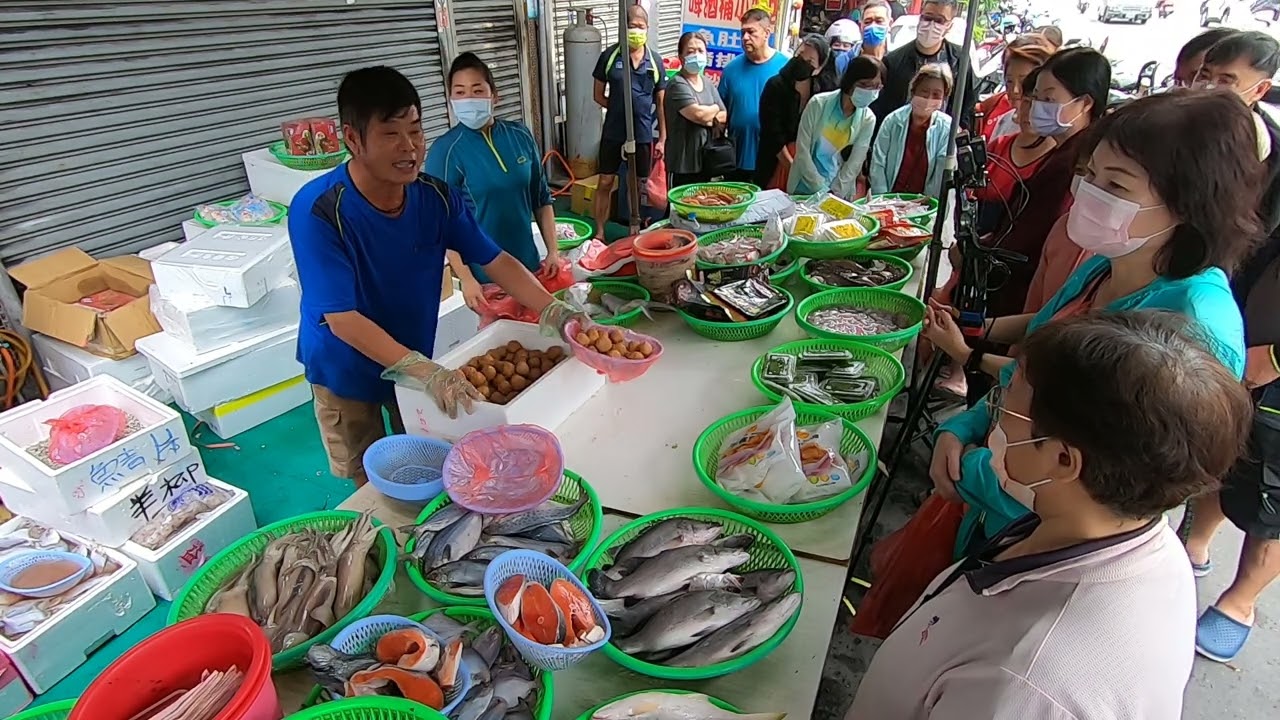 天霸王虱目魚當小隻的價格賣 美女忍不住買了又買 台中太平803中山市場中山路二段509號 台中海鮮大叔 海鮮拍賣 海鮮叫賣  叫賣哥 seafood auction