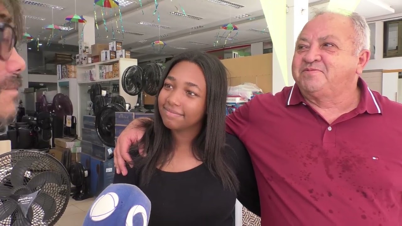 Entrega da Premiação do Natal Show de Prêmios da CDL ganhadora da moto pop cliente Brasillojas