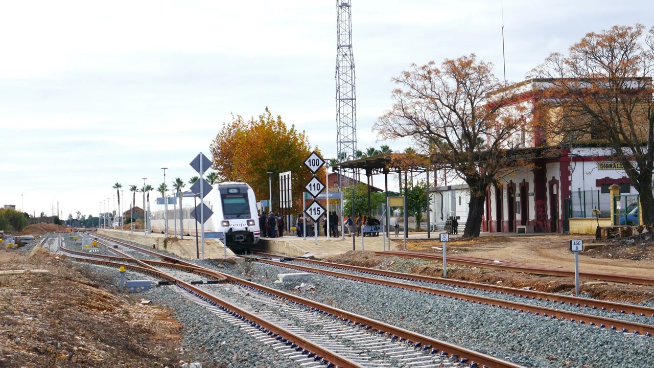 Tren de Huelva a Zafra parando en Gibraleón. 7 de diciembre de 2025.