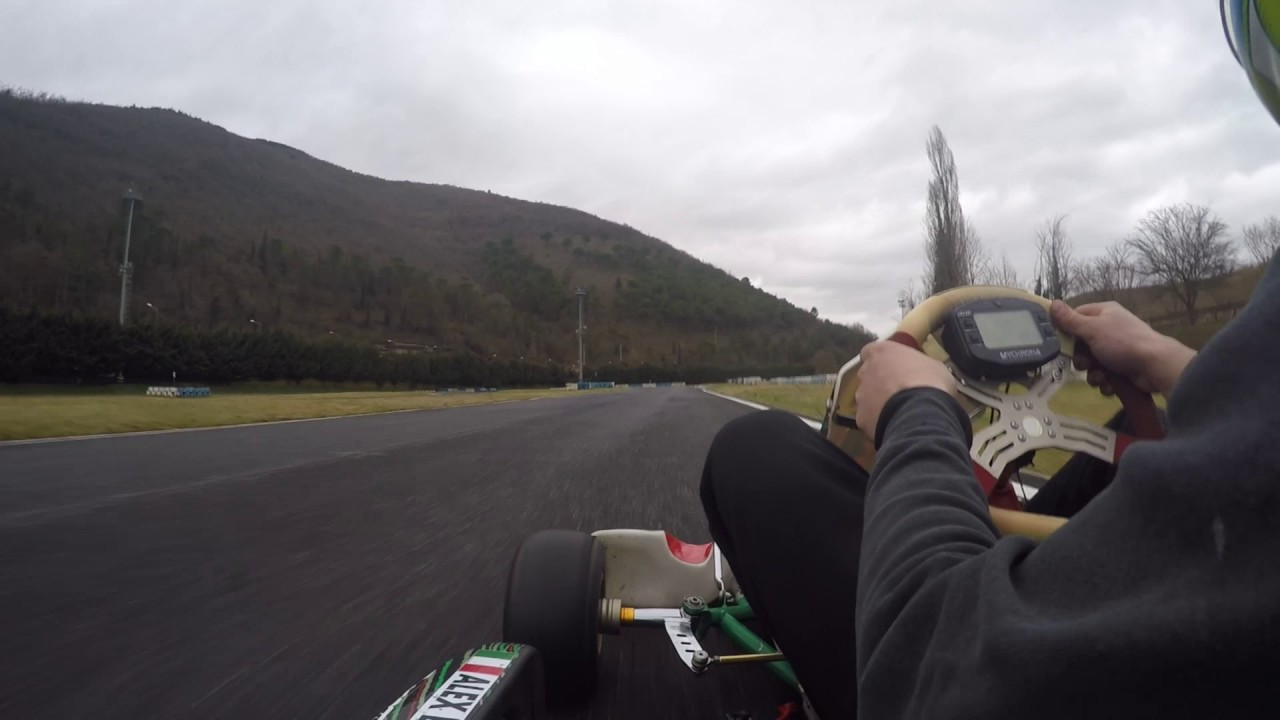 125 junior ROk guida il mio istruttore pista La Mola sul bagnato con gomme slick