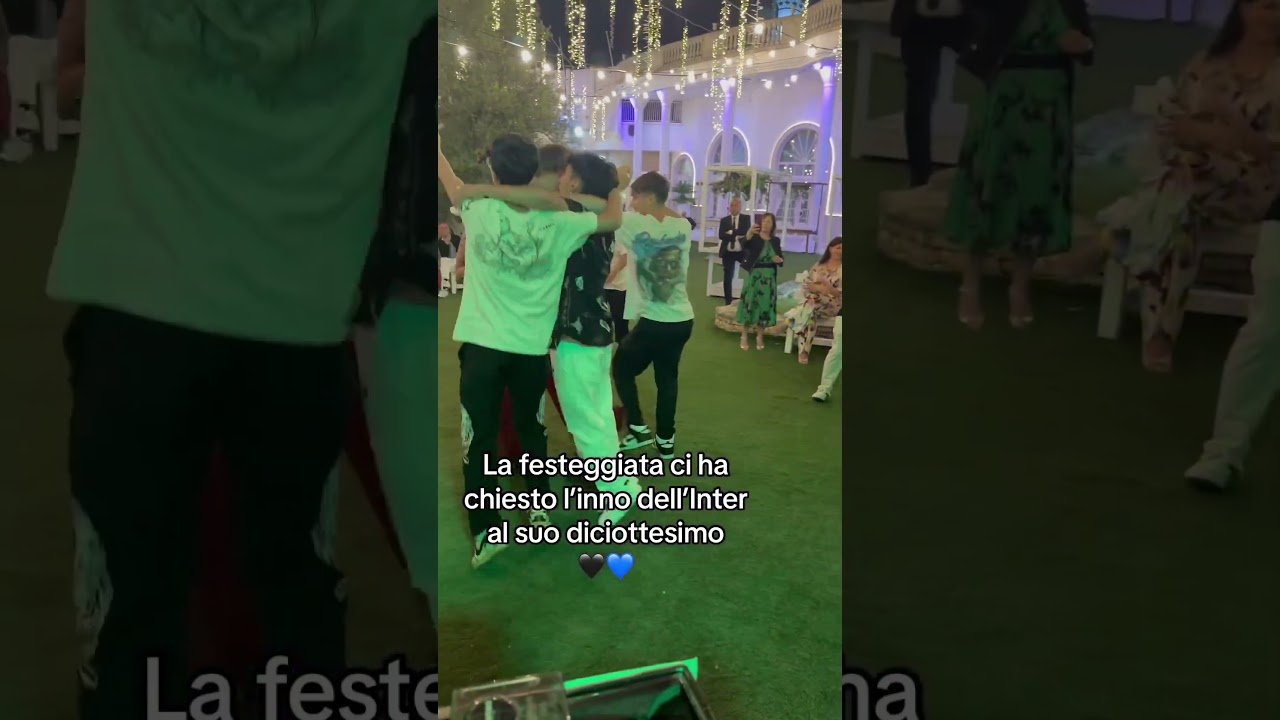 La #festeggiata ci ha chiesto l&rsquo;inno dell&rsquo; #inter al suo #diciottesimo 💖 #18anni #seriea #scudetto