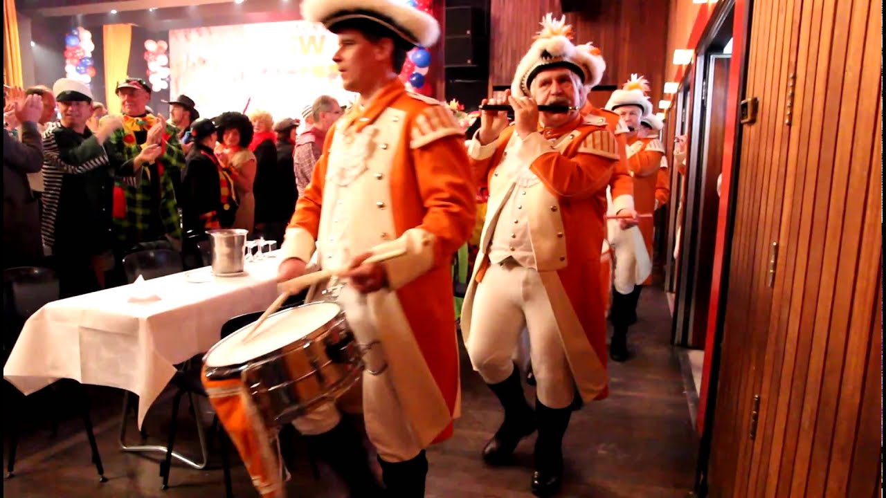 Nippeser Bürgerwehr Einzug in die Mülheimer Stadthalle