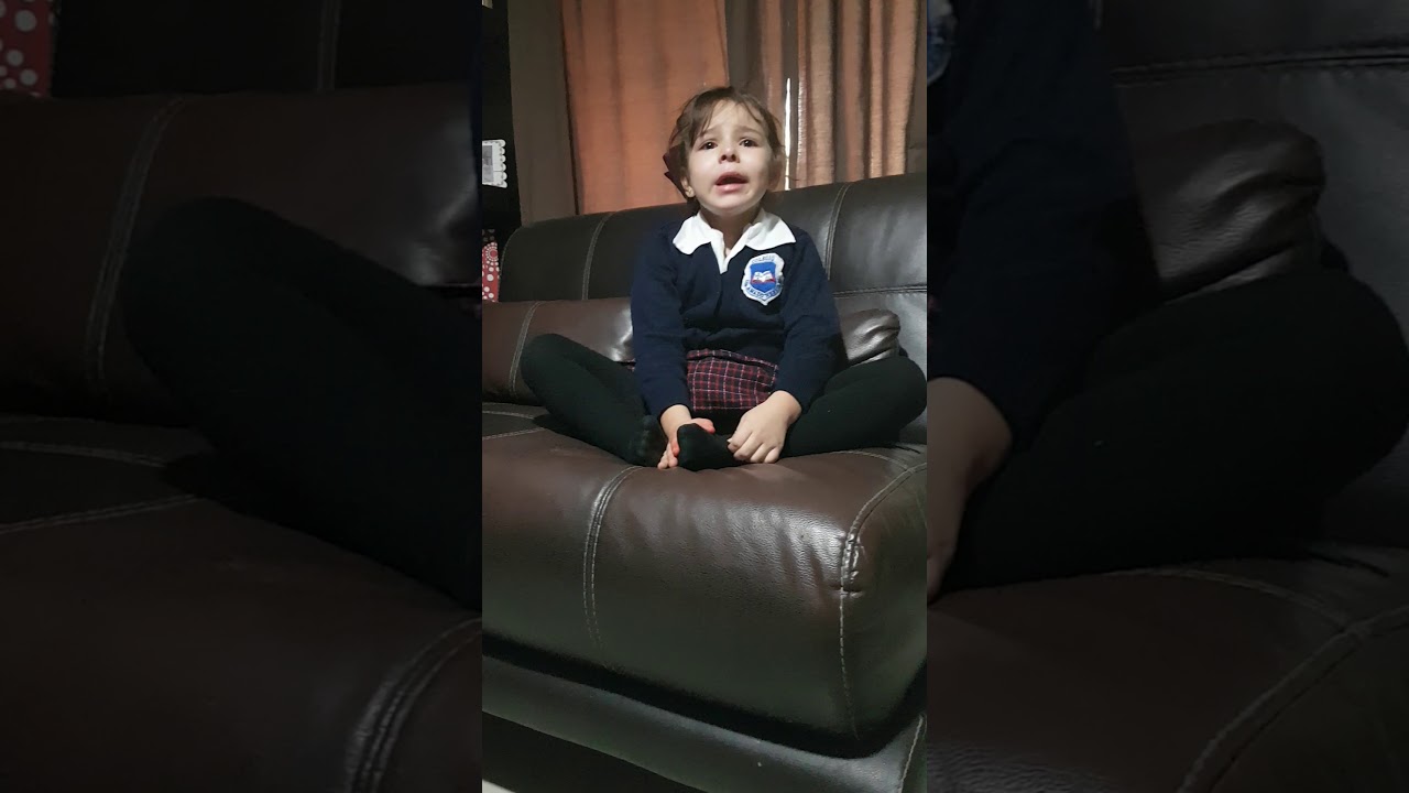 Niña llora por que quiere ir a la escuela.
