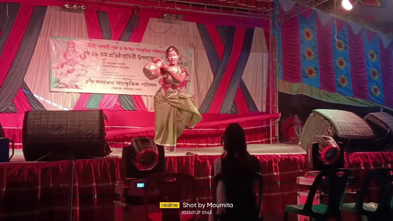 Cholo Cholo Sokhi Ghate Jol Anate Jai, Pushpita Dance